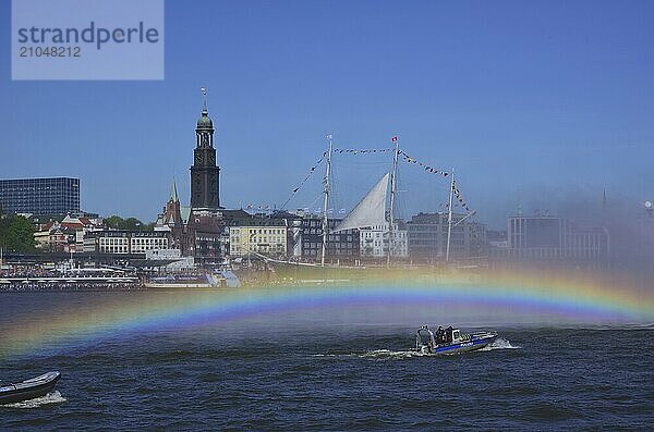 Europa  Deutschland  Hamburg  Elbe  Blick über die Elbe zum Michel  Feuerlöschboot in Aktion beim Hafengeburtstag  Regenbogen  Hamburg  Hamburg  Bundesrepublik Deutschland  Europa