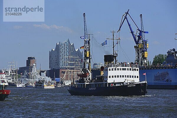 Europa  Deutschland  Hamburg  Elbe  Hafengeburtstag  Blick von St. Pauli zur Elbphilharmonie  Dampfeisbrecher Stettin  Hamburg  Hamburg  Bundesrepublik Deutschland  Europa