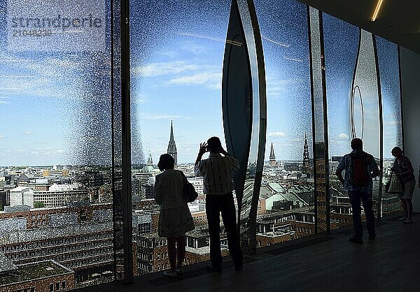 Europa  Deutschland  Hansestadt Hamburg  Elbe  Elbphilharmonie  Plaza  Besucher  Blick über die Stadt  gestaltete Scheiben  Hamburg  Hamburg  Bundesrepublik Deutschland  Europa