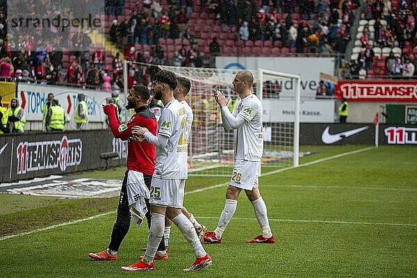 20.04.2024  Fußball 2. Bundesliga  Saison 2023/24  30. Spieltag: 1. FC Kaiserslautern gegen SV Wehen Wiesbaden (1:1) . Große Freude der Spieler des SV Wehen Wiesbaden nach dem Remis in Kaiserslautern