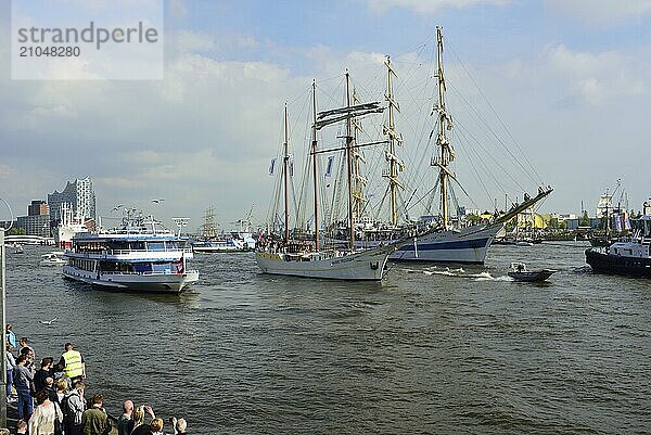 Deutschland  Hamburg  HafenCity  Blick zu Elbphilharmonie  Hamburgs neues Konzerthaus  Hafengeburtstag  Auslaufparade  Hamburg  Hamburg  Bundesrepublik Deutschland  Europa