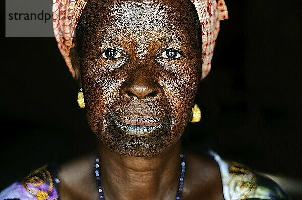 Porträt einer Frau mit traditioneller Lippentätowierung in Gambia. Sie gehört zur ethnischen Gruppe der Fula