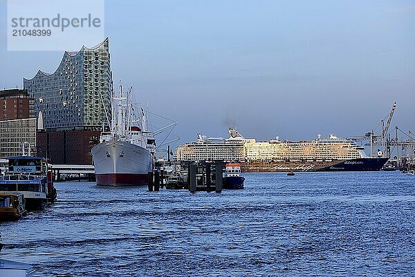 Deutschland  Hamburg  HafenCity  Blick zu Elbphilharmonie  Hamburgs neues Konzerthaus  Glasfassade  Museumsschiff Cap San Diego  ehemaliges Frachtschiff  Mein Schiff 6  einlaufend  Abendlicht  Passagierschiff dreht vor der Elbphilharmonie  Hamburg  Hamburg  Bundesrepublik Deutschland  Europa