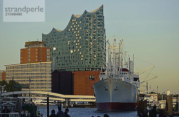 Deutschland  Hamburg  HafenCity  Blick zu Elbphilharmonie  Hamburgs neues Konzerthaus  Glasfassade  Museumsschiff Cap San Diego  ehemaliges Frachtschiff  Hamburg  Hamburg  Bundesrepublik Deutschland  Europa