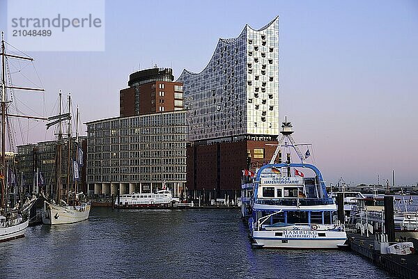 Europa  Deutschland  Hamburg  Elbe  Hafen  Elbphilharmonie  Blick zur Elbphilharmonie  Abendlicht  Hamburg  Hamburg  Bundesrepublik Deutschland  Europa