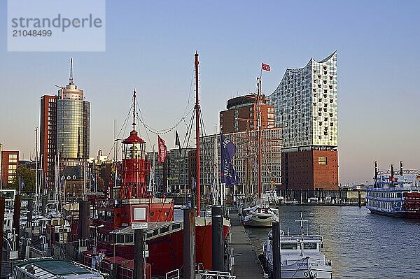 Europa  Deutschland  Hamburg  Elbe  Hafen  Elbphilharmonie  historisches Feuerschiff  Restaurant  Blick zur Elbphilharmonie  Abendlicht  Hamburg  Hamburg  Bundesrepublik Deutschland  Europa