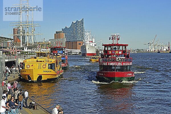 Deutschland  Hamburg  HafenCity  Blick zu Elbphilharmonie  Hamburgs neues Konzerthaus  Glasfassade  Museumsschiff Cap San Diego  ehemaliges Frachtschiff  Hamburg  Hamburg  Bundesrepublik Deutschland  Europa