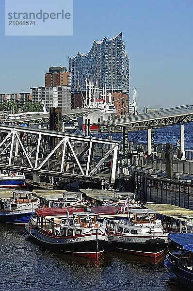 Europa  Deutschland  Hamburg  Elbe  St. Pauli Landungsbrücken  Blick zur Elbphilharmonie  Hamburgs neuem Konzerthaus  Barkassen für Hafenrundfahrten  Hamburg  Hamburg  Bundesrepublik Deutschland  Europa