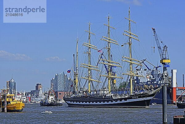 Europa  Deutschland  Hamburg  Elbe  Blick über die Elbe zu den St. Pauli Landungsbrücken  Viermastbark Kruzenshtern  Hamburg  Hamburg  Bundesrepublik Deutschland  Europa