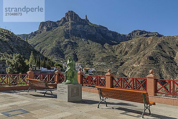 Blick über Tejeda zum Roque Nublo  Gran Canaria  Kanarische Inseln  Spanien  Tejeda  Gran Canaria  Kanarische Inseln  Spanien  Europa