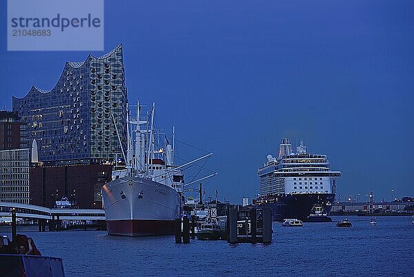 Deutschland  Hamburg  HafenCity  Blick zu Elbphilharmonie  Hamburgs neues Konzerthaus  Glasfassade  Museumsschiff Cap San Diego  ehemaliges Frachtschiff  Mein Schiff 6  Abendlicht  Hamburg  Hamburg  Bundesrepublik Deutschland  Europa