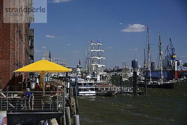 Europa  Deutschland  Hamburg  Elbe  Hafengeburtstag  St. Pauli  Blick zur Elbphilharmonie  Windjammer  Terrasse Hamburger Elbspeicher  Hamburg  Hamburg  Bundesrepublik Deutschland  Europa