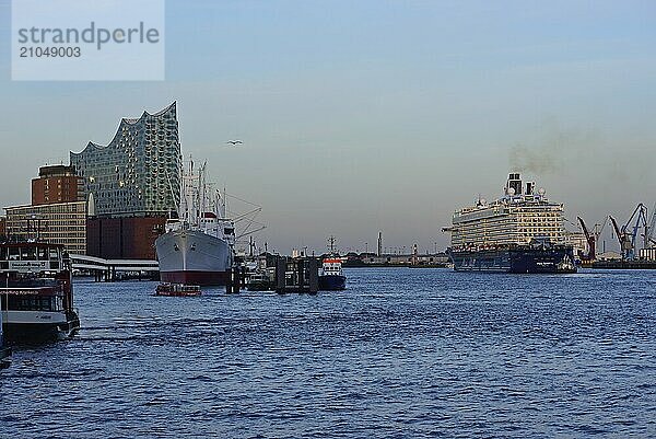 Deutschland  Hamburg  HafenCity  Blick zu Elbphilharmonie  Hamburgs neues Konzerthaus  Glasfassade  Museumsschiff Cap San Diego  ehemaliges Frachtschiff  Mein Schiff 6  einlaufend  Abendlicht  Hamburg  Hamburg  Bundesrepublik Deutschland  Europa