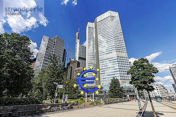 Euro Zeichen als Symbol für Europa mit Banken Hochhäuser am Willy-Brandt-Platz in Frankfurt  Deutschland  Europa