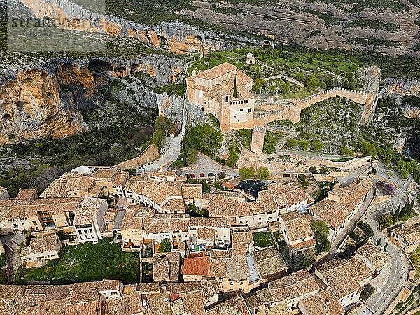 Ein historisches Dorf mit Ziegeldächern und einer Festung  eingebettet in eine bergige Landschaft  Luftaufnahme  Kollegiatkirche auf dem Hügel  Colegiata de Santa María la Mayor  Alquézar  Alquezar  Huesca  Aragón  Aragon  Pyrenäen  Spanien  Europa