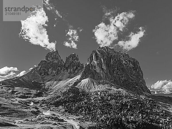 Die Gipfel der Langkofelgruppe  Sellajoch  Drohnenaufnahme  Schwarz-Weißaufnahme  Grödnertal  Dolomiten  Autonome Provinz Bozen  Südtirol  Italien  Europa