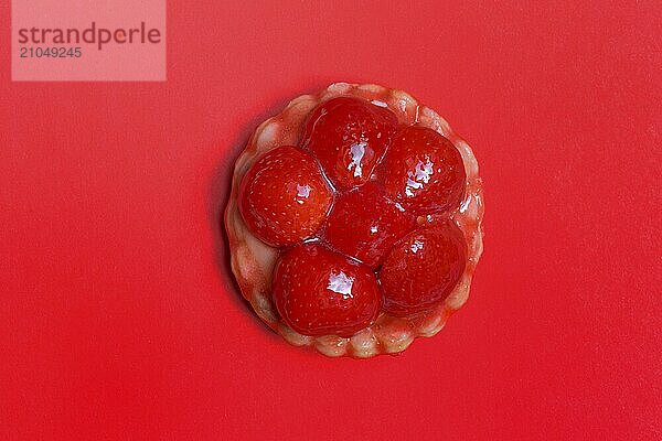 Erdbeertörtchen auf rotem Hintergrund  Fruchtkuchen