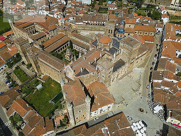 Luftaufnahme eines alten Klosters mit roten Dächern und Dorfplatz  umgeben von historischen Gebäuden in mittelalterlicher Architektur in Spanien  Luftaufnahme  Wallfahrtskirche und Kloster  Real Monasterio de Nuestra Señora de Guadalupe  Guadalupe  Provinz Cáceres  Caceres  Extremadura  Spanien  Europa