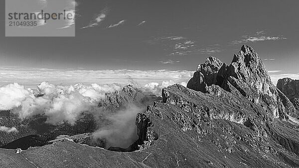 Die Gipfel Sas Rigais und Furchetta der Geislergruppe  W Drohnenaufnahme  Schwarz-Weißaufnahme  Grödnertal  Dolomiten  Autonome Provinz Bozen  Südtirol  Italien  Europa