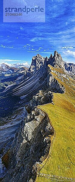 Die Gipfel Sas Rigais und Furchetta der Geislergruppe  Panoramaaufnahme  Drohnenaufnahme  Grödnertal  Dolomiten  Autonome Provinz Bozen  Südtirol  Italien  Europa