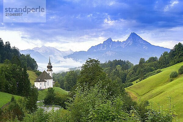 Wallfahrtskirche Maria Gern  Ausblick zum Watzmann  vor Sonnenaufgang  Berchtesgardener Alpen  Berchtesgaden  Berchtesgadener Land  Oberbayern  Bayern  Deutschland  Europa