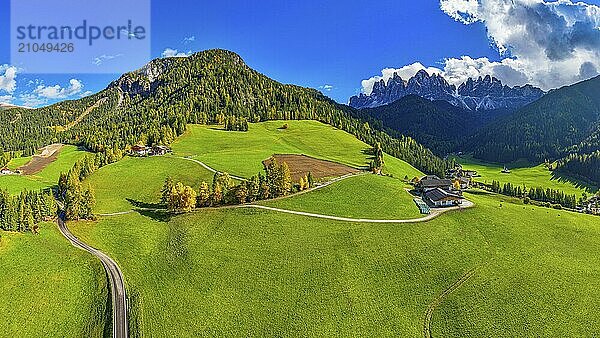 Bauernhof und Almwiesen  hinten die Gipfel der Geislergruppe  Panoramaaufnahme  Drohnenaufnahme  Sankt Magdalena  Villnößtal  Dolomiten  Autonome Provinz Bozen  Südtirol  Italien  Europa