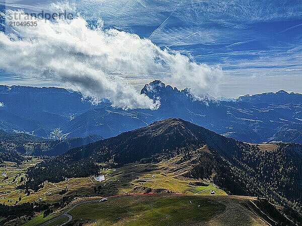 Der Picberg  hinten die Gipfel der Langkofelgruppe  umhüllt mit Nebelschwaden  Drohnenaufnahme  Grödnertal  Dolomiten  Autonome Provinz Bozen  Südtirol  Italien  Europa