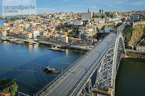 Blick auf die Stadt Porto  den Fluss Douro und die Dom Luis Brücke I mit der Straßenbahn vom berühmten touristischen Aussichtspunkt Miradouro da Serra do Pilar. Porto  Vila Nova de Gaia  Portugal  Europa