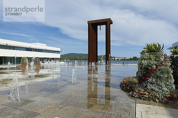 25. April Denkmal und Wasserspiele  Platz der Freiheit  Viana do Castelo  Minho  Portugal  Europa