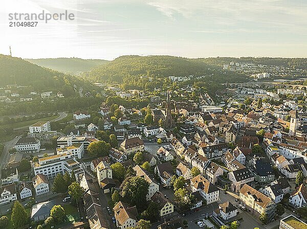 Weitblick auf ein Dorf mit Kirche  umgeben von Hügeln und Bäumen im sanften Licht des Sonnenuntergangs  Nagold  Schwarzwald  Deutschland  Europa