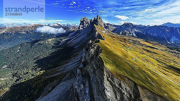 Die Gipfel Sas Rigais und Furchetta der Geislergruppe  Drohnenaufnahme  Grödnertal  Dolomiten  Autonome Provinz Bozen  Südtirol  Italien  Europa