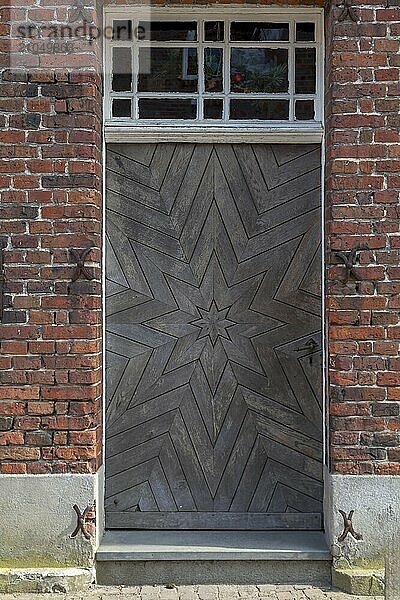 Hausfassade aus rotem Backstein mit alter Haustür  Historische Freiheit Raesfeld  Münsterland  Nordrhein-Westfalen  Deutschland  Europa