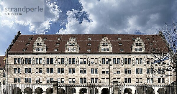 Hauptfassade des Justizgebäudes mit dreizehn Steinskulpturen mit außergewöhnlichen Männern auf dem Gebiet der Rechtswissenschaft  Nürnberg  Mittelfranken  Bayern  Deutschland  Europa