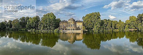 Seeschloss Monrepos spiegelt sich im Eglosheimer See  Luftbild  Panorama  Ludwigsburg  Baden-Württemberg  Deutschland  Europa