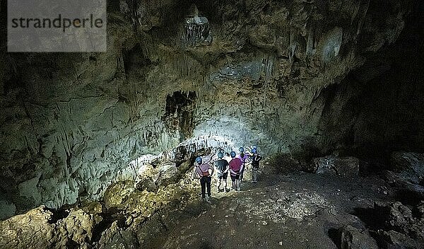 Touristen in einer Tropfsteinhöhle  Terciopelo Höhle  Nationalpark Barra Honda  Costa Rica  Mittelamerika