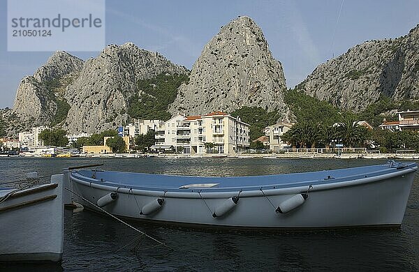 Schöne Landschaft am Mittelmeer in Kroatien von hoch oben