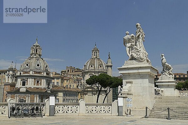 Blick vom Monumento Vittorio Emanuele II  Piazza Venezia  auf die Kirche Santa Maria di Loreto  dahinter die Zwillingskirche Santissimo Nome di Maria al Foro Traiano  Rom  Italien  Europa