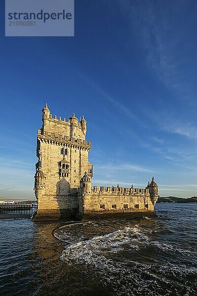 Turm von Belem oder Turm des Heiligen Vinzenz  berühmtes touristisches Wahrzeichen von Lissabon und Touristenattraktion  am Ufer des Tejo bei Sonnenuntergang. Lissabon  Portugal  Europa