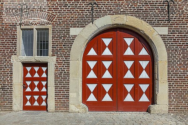 Historisches Wasserschloss  Renaissance Schloss Raesfeld  Fassade mit einem Tor und einer Tür  Freiheit Raesfeld  Münsterland