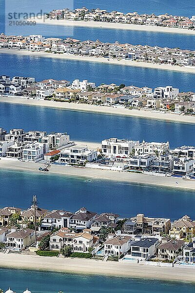 Künstliche Insel in Form einer Palme The Palm Jumeirah mit Luxus Villen Immobilien und Strand am Meer in Dubai  Vereinigte Arabische Emirate  Asien