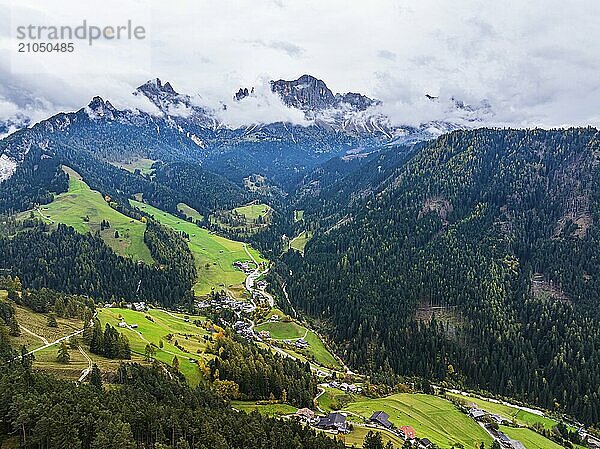 Das Dorf Tiers  hinten die Gipfel des Rosengarten  umhüllt mit Nebelschwaden  Drohnenaufnahme  Dolomiten  Autonome Provinz Bozen  Südtirol  Italien  Europa