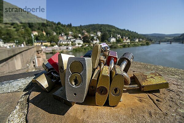 Heidelberg: Schlösser an der Alten Brücke die von Verliebten angebracht wurden