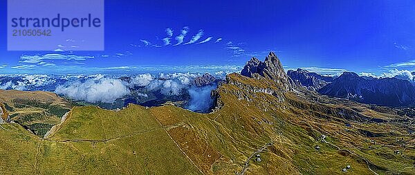 Die Gipfel Sas Rigais und Furchetta der Geislergruppe  Weitwinkel-Panoramaaufnahme  Drohnenaufnahme  Grödnertal  Dolomiten  Autonome Provinz Bozen  Südtirol  Italien  Europa