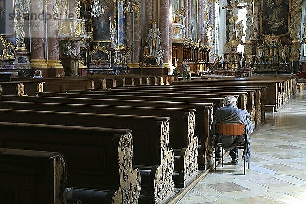 Alter grauhaariger Mann als einziger Kirchenbesucher  Innenraum der Zisterzienserabteikirche Fürstenfeld in Fürstenfeldbruck  Oberbayern  Bayern  Deutschland  Europa