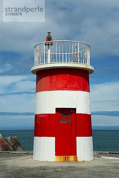 Kleiner rot-weißer Leuchtturm am Meer mit dramatischem Himmel und Küstenblick  Leuchtturm  Porto de Abrigo da Nazare  Hafen  Nazaré  Nazare  Oeste  Distrikt Leiria  Centro  Estremadura  Portugal  Europa