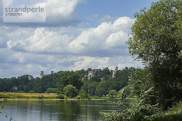 Blick über die Elbe zu den drei Elbschlössern.  Dresden Loschwitz  Dresden  Sachsen  Deutschland  Europa