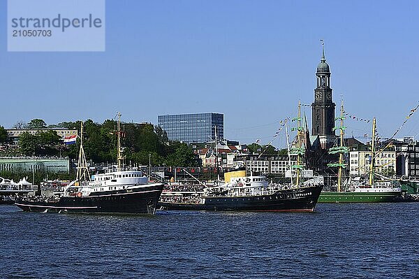 Europa  Deutschland  Hamburg  Elbe  Blick über die Elbe zum Michel  Hochseeschlepper Elbe und Holland  Hamburg  Hamburg  Bundesrepublik Deutschland  Europa