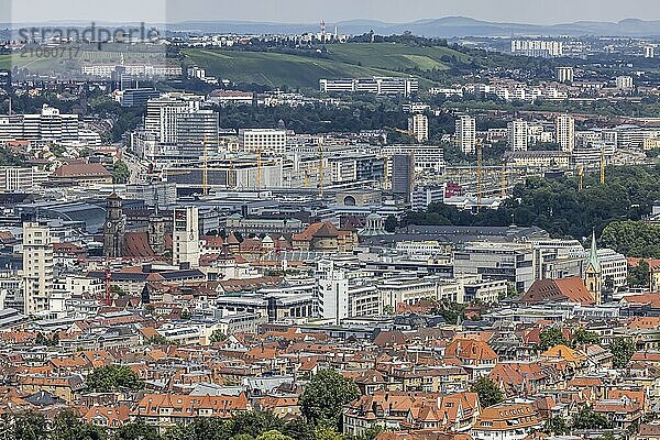 Stadtansicht Stuttgart. Ausblick auf die Innenstadt mit den zentralen Sehenswürdigkeiten wie Stiftskirche  Rathausturm Schlossplatz  Hauptbahnhof und Neues Schloss. Stuttgart  Baden-Württemberg  Deutschland  Europa