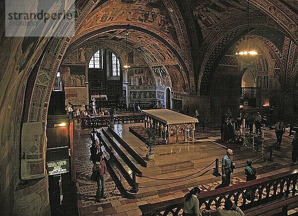 Basilika San Francesco  Hochaltar der Unterkirche  Assisi  Umbrien  Italien (nur redaktionell verwendbar)