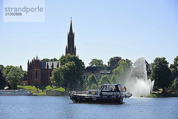 Europa  Deutschland  Mecklenburg-Vorpommern  Inselstadt Malchow  Blick zum Kulturzentrum Kloster Malchow  Klosteranlage aus dem 13. Jahrhundert mit neugotischer Kirche aus dem 19. Jahrhundert  Malchower See  Malchow  Mecklenburg-Vorpommern  Deutschland  Europa